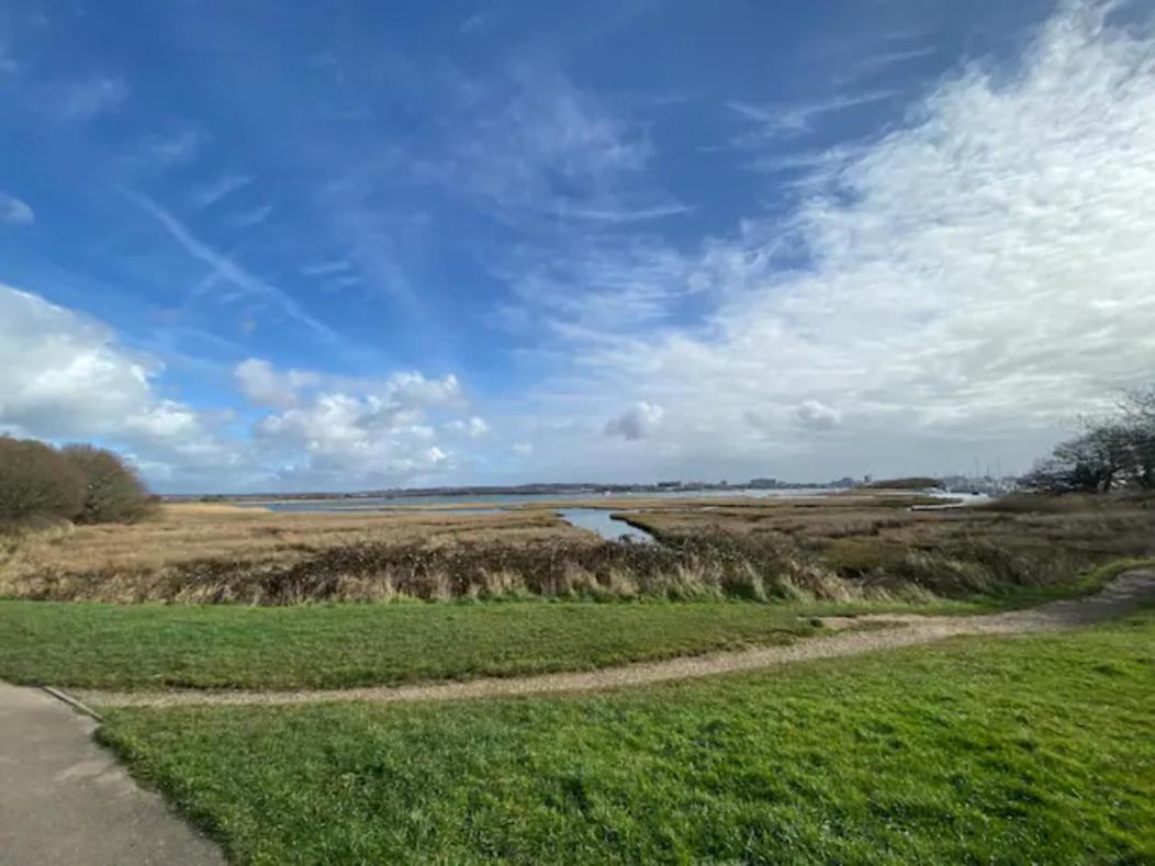 Holes Bay Nature Reserve, Poole, Right Next To The Water 외부 사진