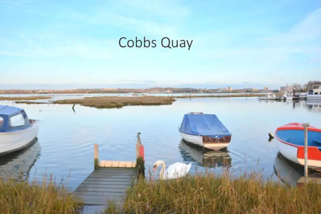 Holes Bay Nature Reserve, Poole, Right Next To The Water 외부 사진